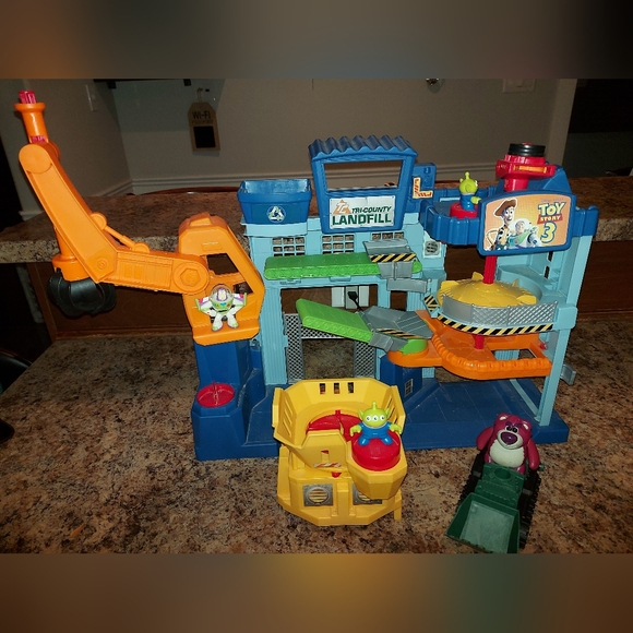 Fisher Price Imaginext Disney/ Pixar Toy Story 3 Tri County Landfill Set - Picture 1 of 1